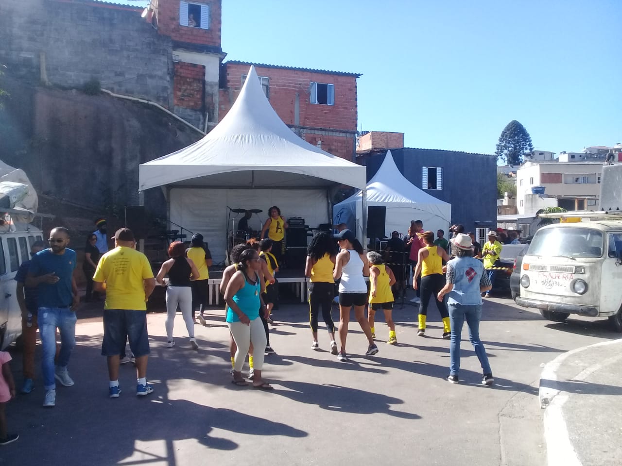 Pessoas em frente a um palco fazendo exercícios 